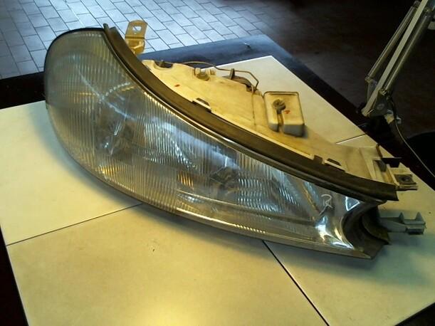 Foto: SCHEINWERFER RECHTS eines Ford Mondeo Turnier TD
