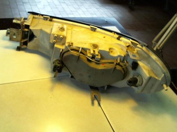 Foto: SCHEINWERFER RECHTS eines Ford Mondeo Turnier TD