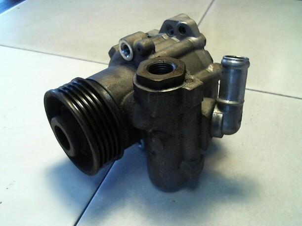 Foto: LENKGETRIEBEPUMPE eines Ford Mondeo Turnier TD