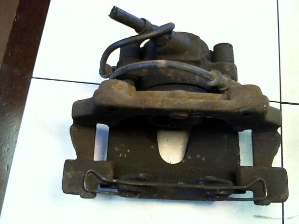 Foto: BREMSSATTEL VORN LINKS eines Mercedes-Benz E 270 CDI