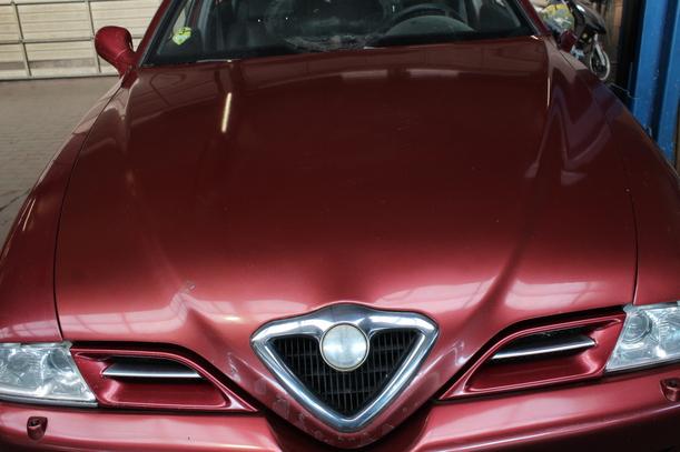Foto: MOTORHAUBE eines Alfa Romeo 166 2.4 JTD