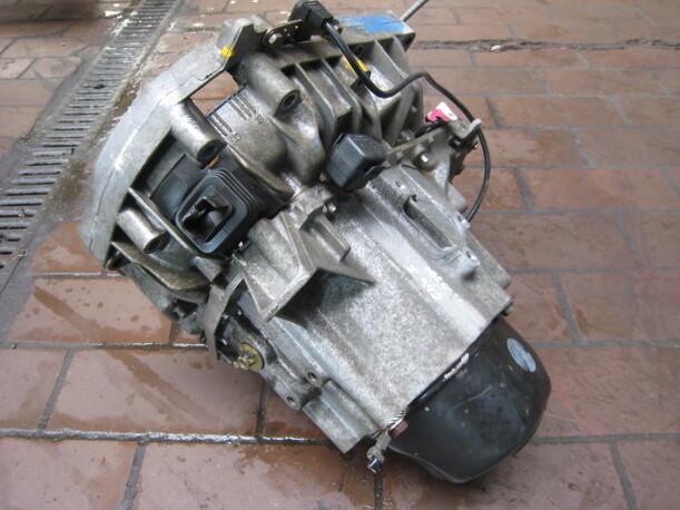 Foto: SCHALTGETRIEBE 5-GANG JB1046 (50000 KM) eines Renault Clio