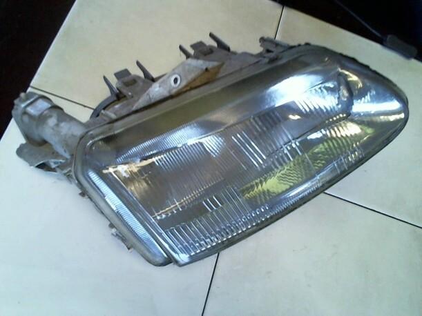 Foto: SCHEINWERFER RECHTS eines Renault Laguna Grandtour 1.8