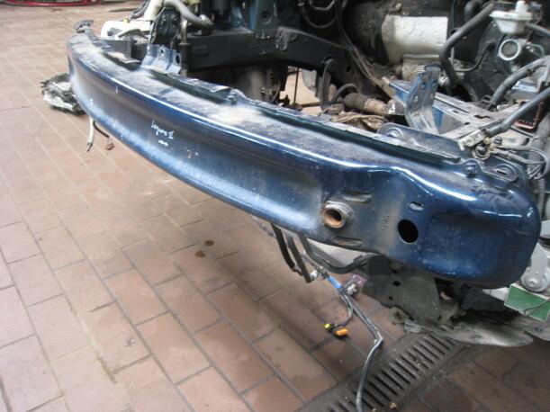 Foto: VERSTÄRKUNG VORN eines Renault Laguna Grandtour 2.2 dCi