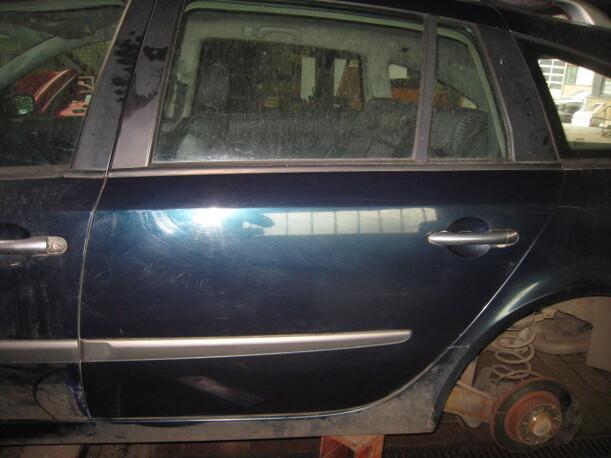 Foto: TÜR HINTEN LINKS eines Renault Laguna Grandtour 2.2 dCi