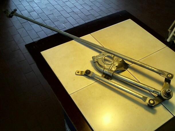 Foto: SCHEIBENWISCHERGESTÄNGE VORN eines Mercedes-Benz A 140