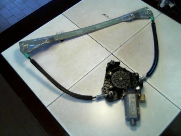 Foto: FENSTERHEBER ELEKTR. VORN LINKS (5-Türer) eines Renault Clio 1.2