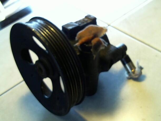 Foto: LENKGETRIEBEPUMPE eines Opel Astra Cabrio 1.6i