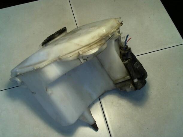 Foto: SCHEIBENWASCHBEHÄLTER eines Toyota Corolla 1.4