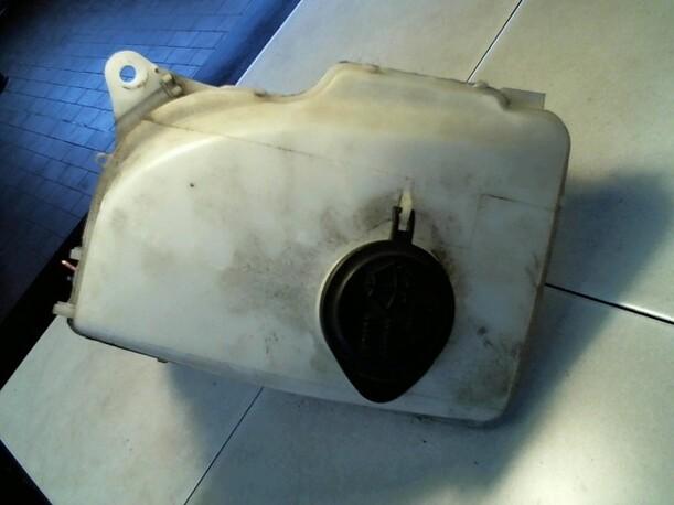 Foto: SCHEIBENWASCHBEHÄLTER eines Toyota Corolla 1.4