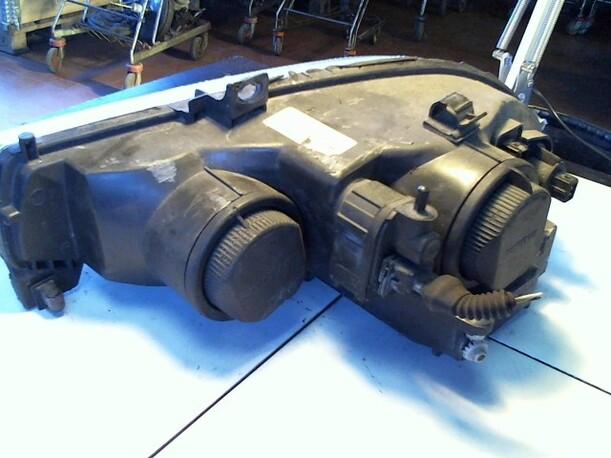 Foto: SCHEINWERFER  RECHTS eines Alfa Romeo 156 2.0 16V Twin Spark
