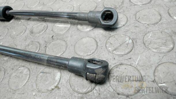 Foto: HECKKLAPPENDÄMPFERPAAR eines Alfa Romeo 145 1.6 Twin Spark GSi