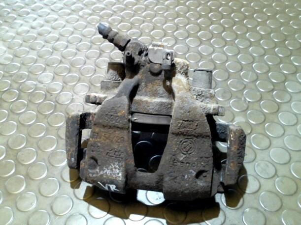 Foto: BREMSSATTEL VORN RECHTS eines Alfa Romeo 145 1.6 Twin Spark GSi
