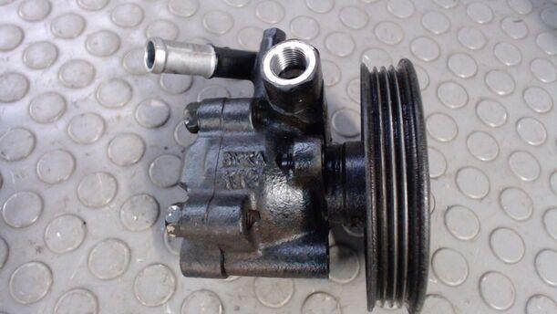 Foto: SERVOPUMPE / LENKGETRIEBEPUMPE eines Nissan Sunny