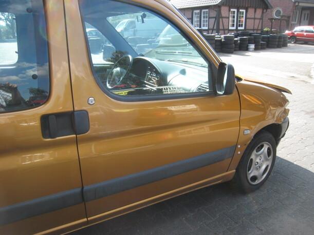Foto: TÜR VORNE RECHTS eines Peugeot Partner Kombi 75