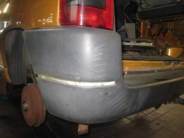 Foto: STOßSTANGE / STOSSFÄNGER HINTEN eines Peugeot Partner Kombi 75