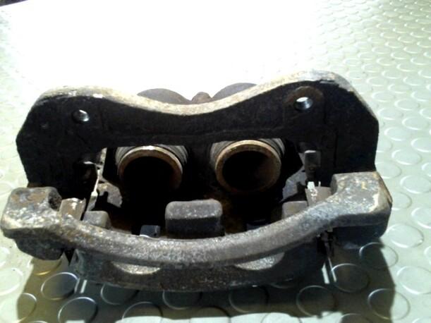 Foto: BREMSSATTEL VORN RECHTS eines Hyundai Santa Fe 2.7 V6 4WD