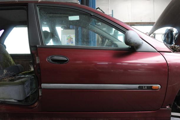 Foto: TÜR VORNE RECHTS eines Renault Laguna 1.8