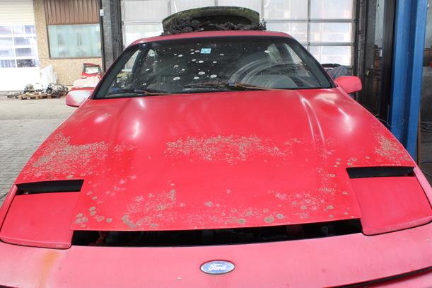 Foto: MOTORHAUBE eines Ford Probe