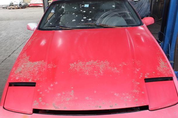Foto: MOTORHAUBE eines Ford Probe