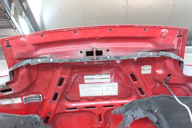 Foto: MOTORHAUBE eines Ford Probe