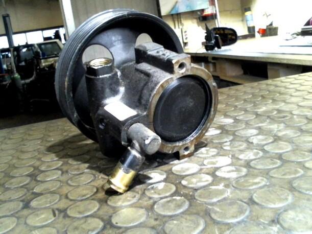Foto: PUMPE SERVOLENKUNG eines Opel Vectra