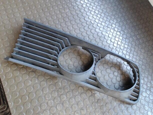 Foto: KÜHLERGRILL LINKS eines BMW 520i Sunnyboy