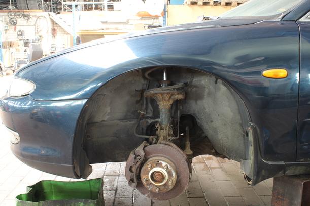 Foto: KOTFLÜGEL LINKS eines Mazda Xedos 6 2.0i V6