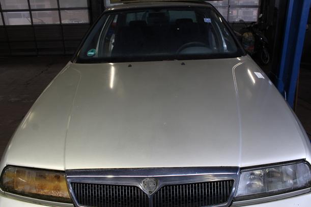 Foto: MOTORHAUBE eines Lancia Kappa 2.0