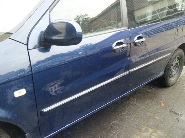 Foto: TÜR VORNE LINKS eines Kia Carnival HPDi
