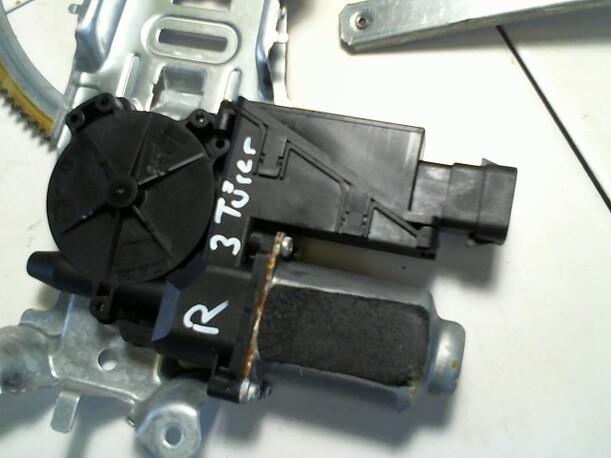 Foto: FENSTERHEBER ELEKTR. VORN RECHTS (3/3-TÜRER) eines Opel Corsa 1.0 12V