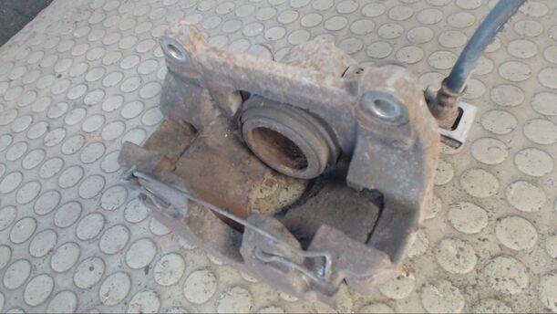 Foto: BREMSSATTEL VORN RECHTS eines Renault Laguna Grandtour 3.0 V6 groove up!