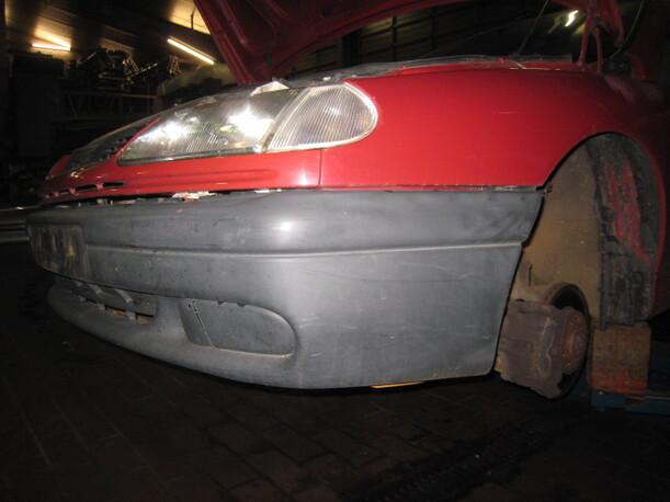 Foto: STOßFÄNGER / STOßSTANGE VORNE eines Renault Laguna Grandtour 1.8