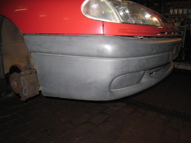 Foto: STOßFÄNGER / STOßSTANGE VORNE eines Renault Laguna Grandtour 1.8