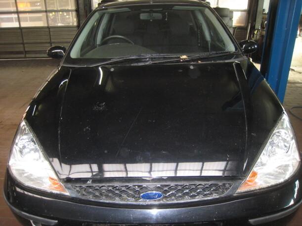 Foto: MOTORHAUBE eines Ford Focus