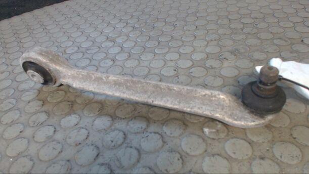 Foto: QUERLENKER OBEN VORN RECHTS eines Audi A4 2.6