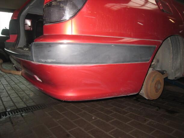Foto: STOßSTANGE / STOSSFÄNGER HINTEN eines Peugeot 406 Break