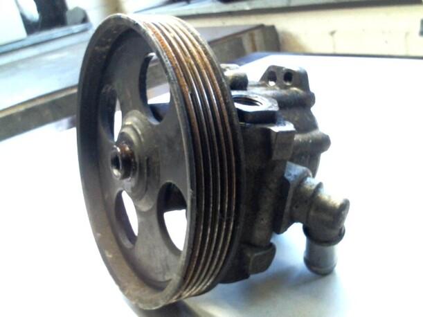 Foto: LENKGETRIEBEPUMPE eines Peugeot 406 Break