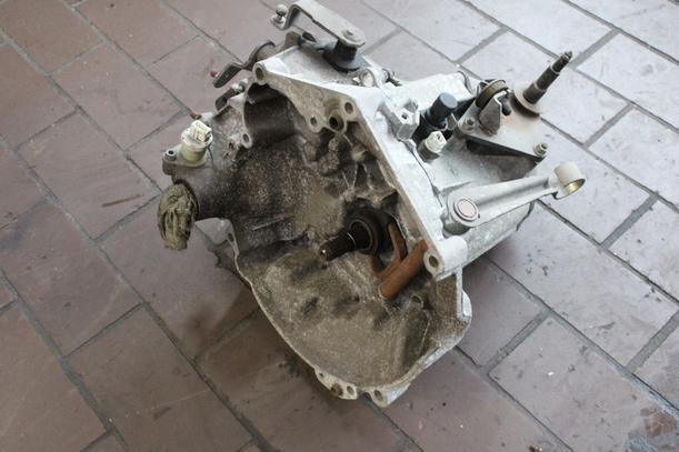 Foto: SCHALTGETRIEBE 5-GANG (53000 km) eines Peugeot 206 75