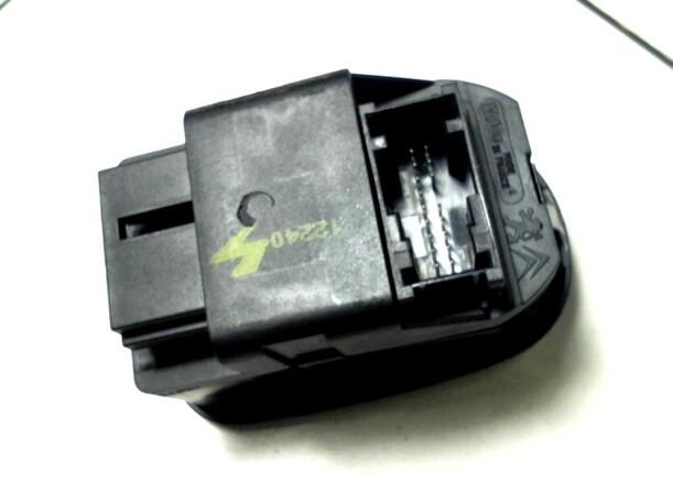 Foto: FENSTERHEBERSCHALTER eines Peugeot 206 HDi eco 70