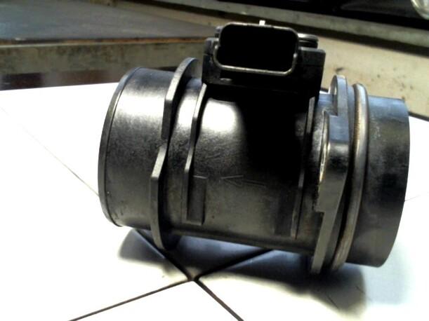 Foto: LUFTMASSENMESSER SIEMENS eines Peugeot 206 HDi eco 70