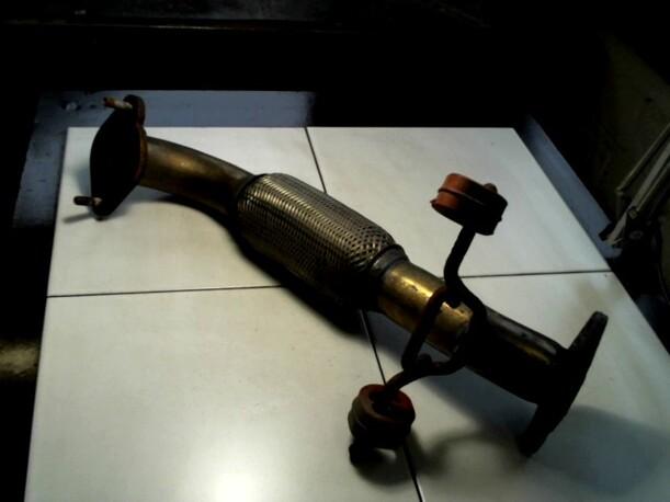 Foto: AUSPUFFROHR HINTEN eines Ford Focus Turnier 1.6 TDCi DPF