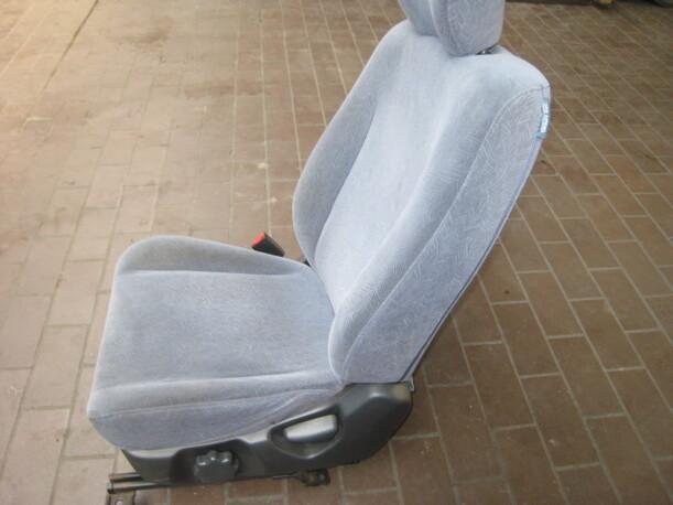 Foto: SITZ VORNE LINKS V L eines Suzuki Liana Kombi 1.6 Club