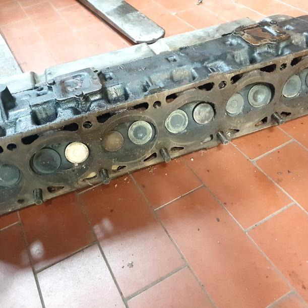 Foto: ZYLINDERKOPF 25 E eines OPEL 2,5E