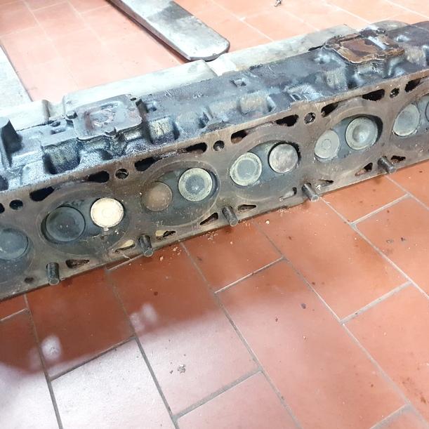 Foto: ZYLINDERKOPF 25 E eines OPEL 2,5E