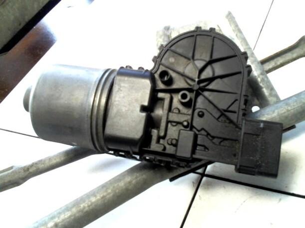 Foto: SCHEIBENWISCHERMOTOR VORN eines Peugeot 206 75