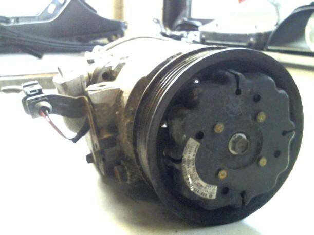 Foto: KOMPRESSOR KLIMAANLAGE eines VW Polo 1.2