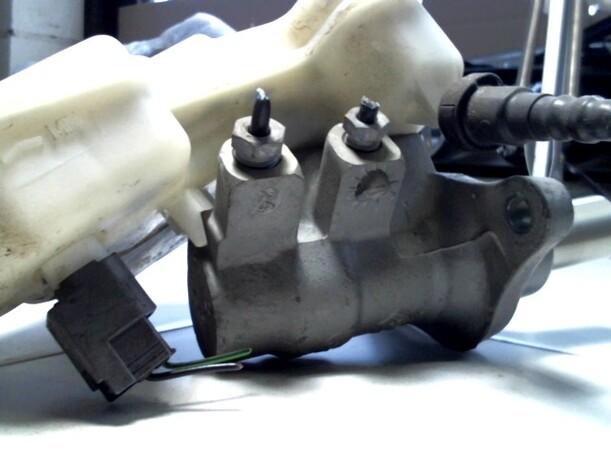 Foto: HAUPTBREMSZYLINDER eines Mazda 2 1.4l