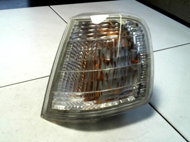 Foto: BLINKER /BLINKLEUCHTE LINKS eines Peugeot 405