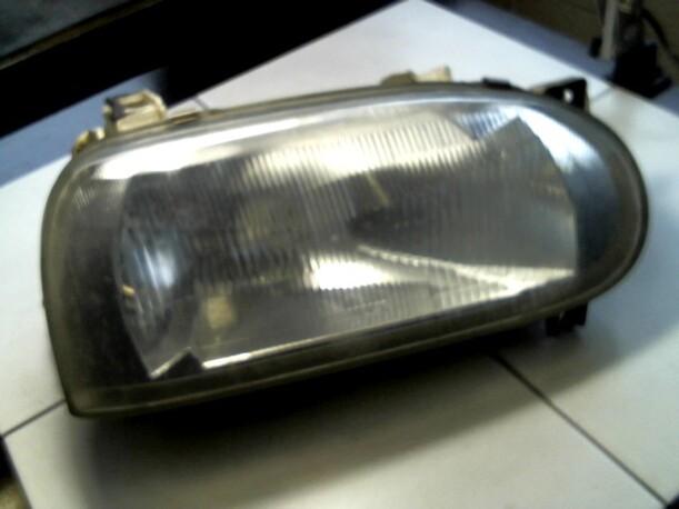 Foto: SCHEINWERFER RECHTS eines VW Golf 1.4